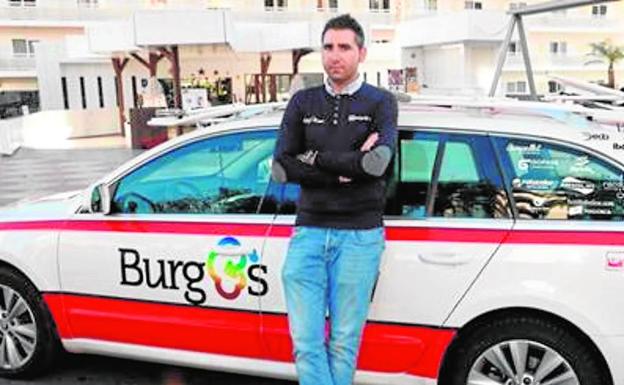 José apoyado el coche que conducirá como director del Burgos-BH durante esta temporada. 