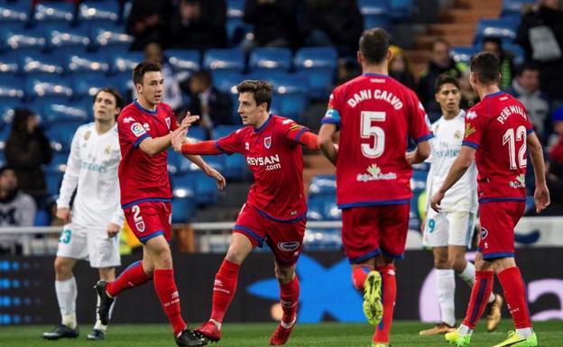 Los futbolistas del Numancia festejan el segundo gol de Guillermo. 