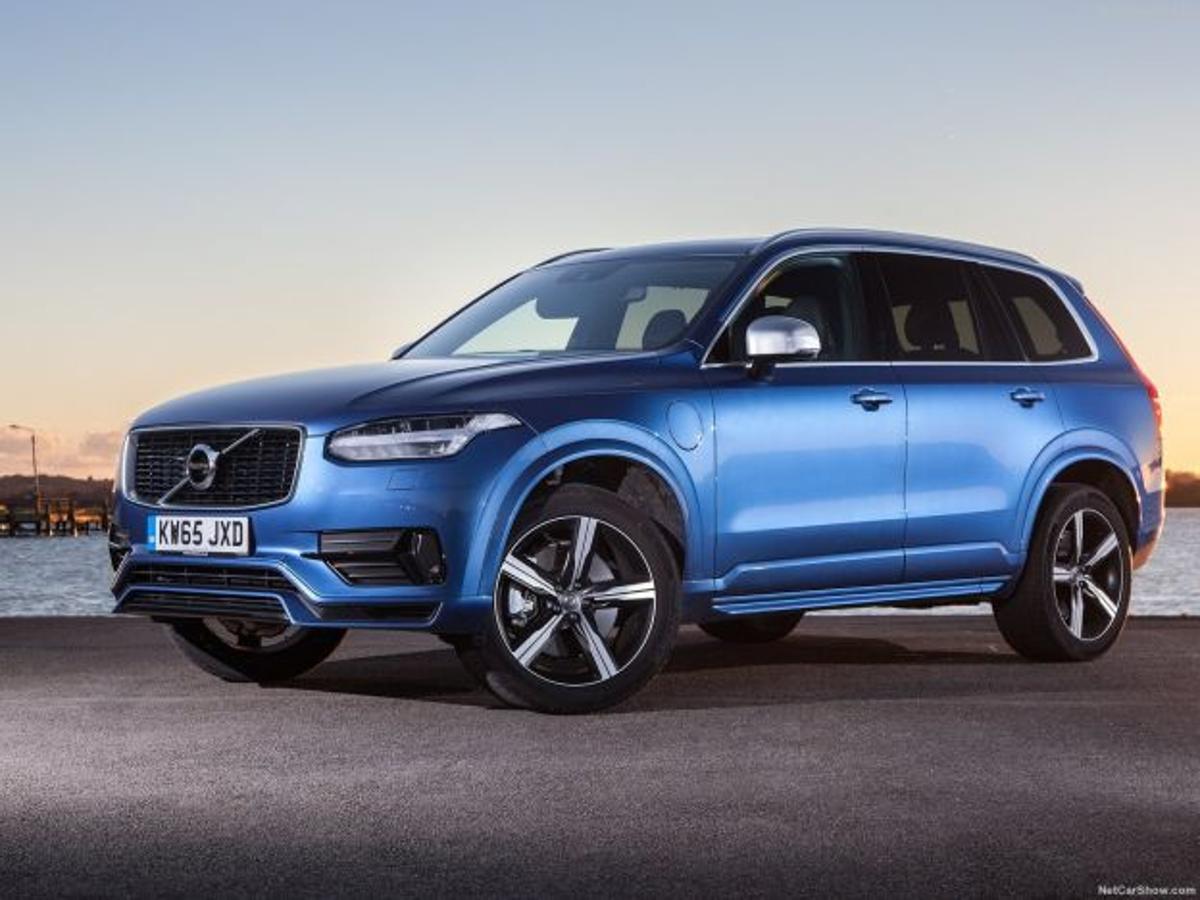 8. Volvo XC90 T8 | Desde 124.000 euros. Tras este deportivo diseño se esconde un modelo de 408 CV cuya mecánica es ¡ecológica! Se trata de un híbrido enchufable, con una batería que permite circular unos 40 kilómetros cada día antes de conectar el motor de gasolina. Tenemos que decir que la versión Excellence de 4 asientos es casi una limusina, y cuesta 40.000 euros más que el T8 R-Design con el mismo motor y siete plazas, que sale por unos mucho más razonables 85.000 euros. La gama XC90 es muy competitiva, con precios por debajo de los 55.000.