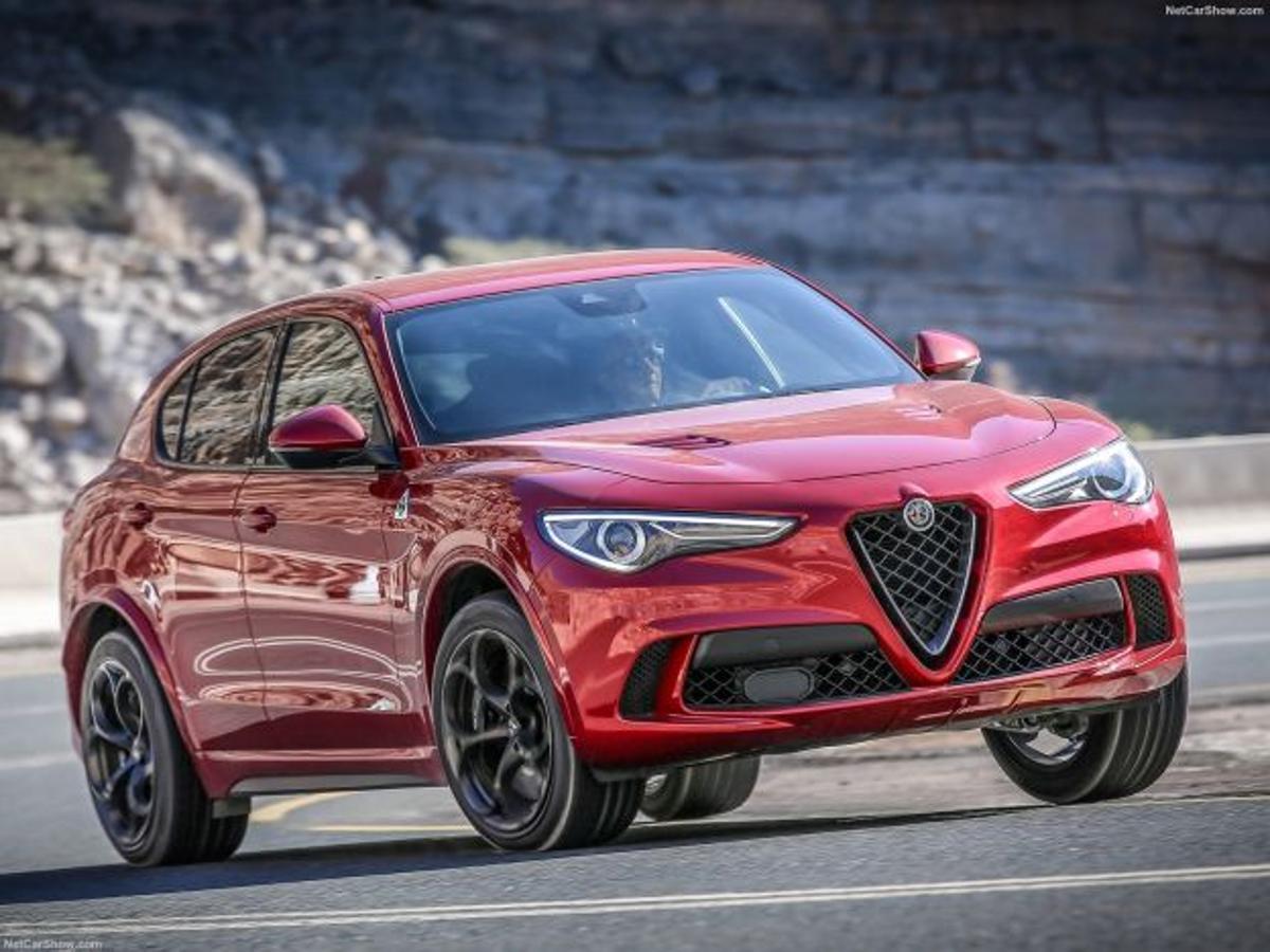 11. Alfa Romeo Stelvio Quadrifoglio | 104.000 euros. El nuevo Alfa Romeo es un SUV de tamaño medio y precios muy atractivos, incluso por debajo de los 40.000 euros. Ahora bien, si queremos la versión deportiva de 510 CV con un motor derivado de Ferrari, la tarifa sube por encima de los cien mil euros. A cambio, este Alfa es el SVU más rápido en el circuito de Nurburgring, en Alemania.