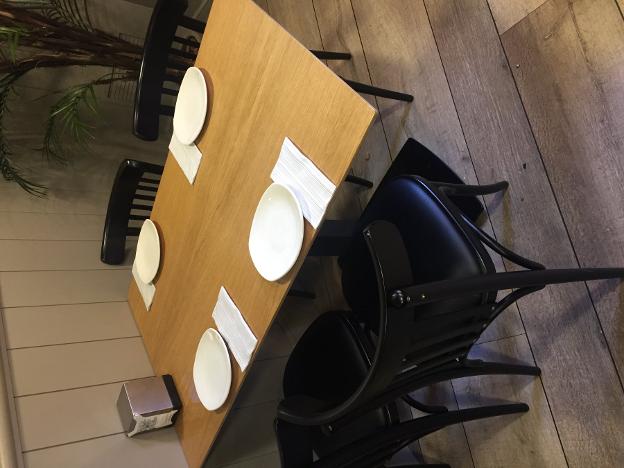 Una mesa vacía en un restaurante. 