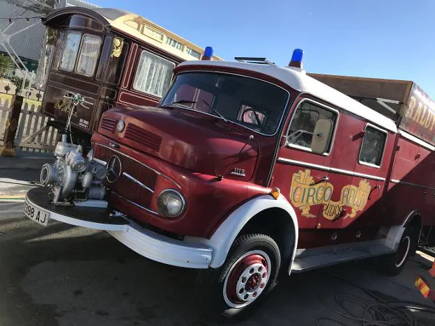 Un camión de bomberos clásico, entre los utilizados por este circo para viajar.