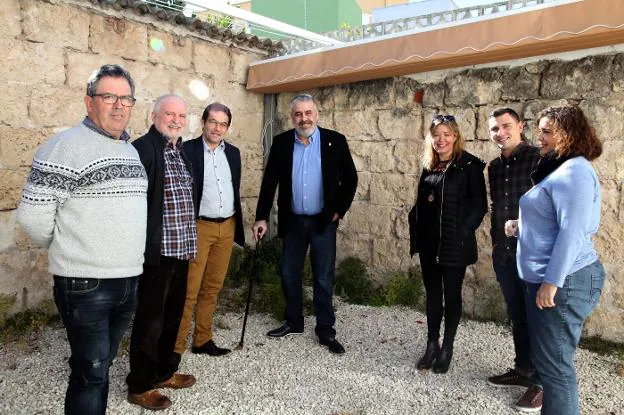 Enrique Moll, en el centro, acompañado por Eliseo Mezquida, Baltasar Vives, Vicent Cabrera, Kika Mata, Ricardo Sendra y Encarna Cabrera, ayer en Dénia. 