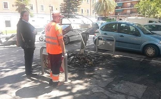 Imagen de un contenedor quemado en Patraix. 