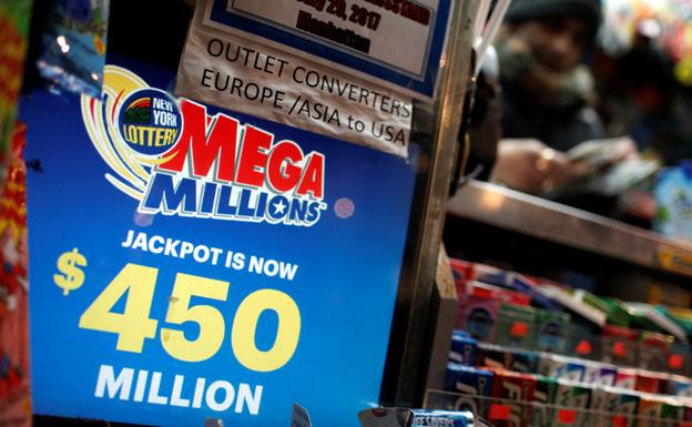 El anuncio del bote de 450.000 millones de Mega Millions, en un dispensador de loterías en Nueva York.