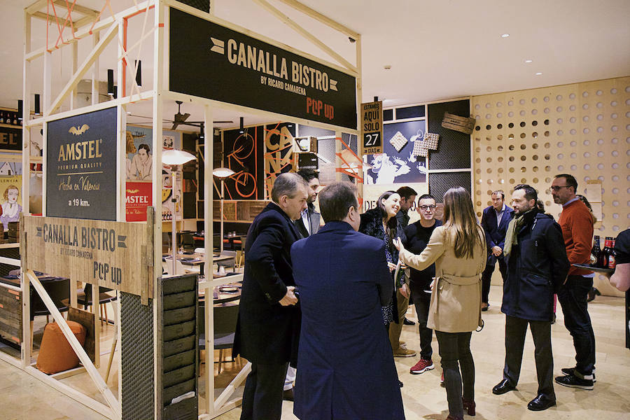 El restaurante, que estará abierto poco más de un mes, se situa en el Mercado de Colón (frente a Habitual, otro de los restaurantes de Camarena). Además, este curioso espacio tiene un aforo para 70 personas y va a abrir todas las noches, además de los viernes, sábados y domingos a mediodía.