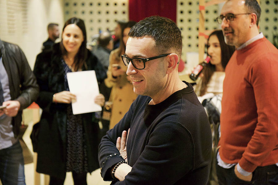 El restaurante, que estará abierto poco más de un mes, se situa en el Mercado de Colón (frente a Habitual, otro de los restaurantes de Camarena). Además, este curioso espacio tiene un aforo para 70 personas y va a abrir todas las noches, además de los viernes, sábados y domingos a mediodía.