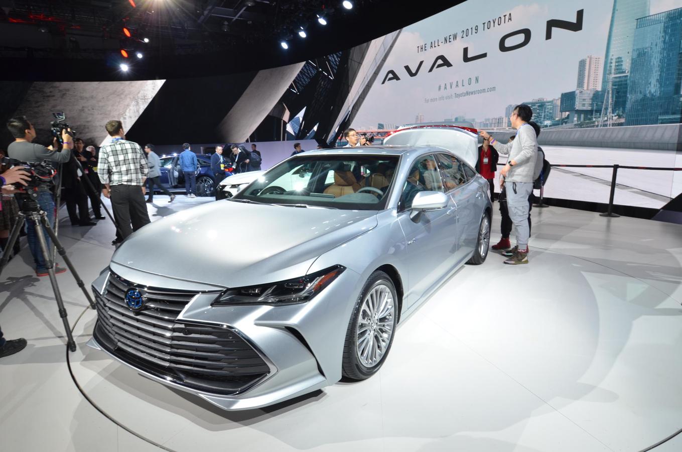 El Toyota Avalon 2019 es la nueva berlina grande la marca y puede equipar dos mecánicas: una gasolina y otra híbrida.