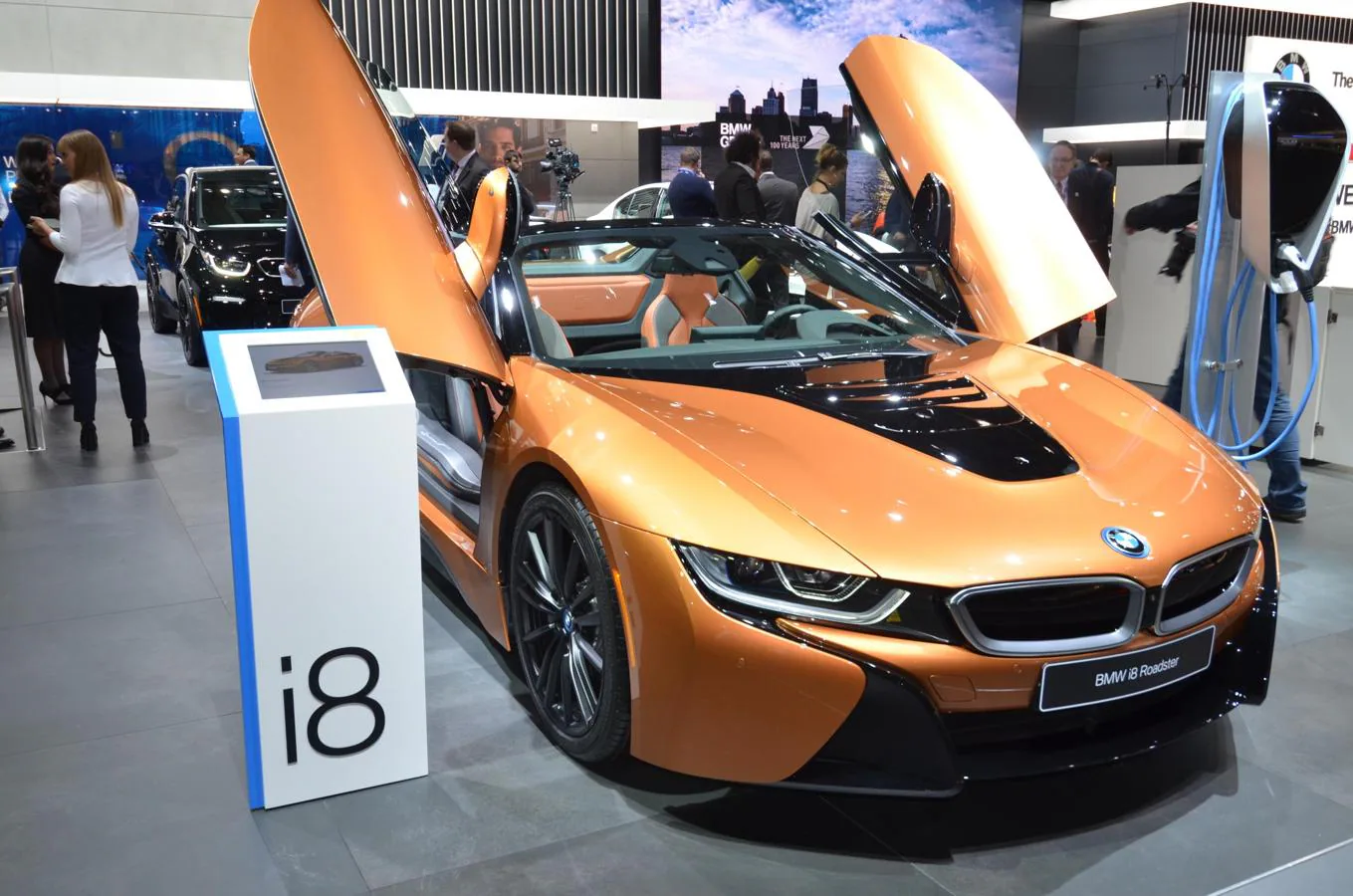 La estrella del 'stand' de BMW ha sido el i8 en versión 'roadster', un superdeportivo híbrido con chasis y carrocería de fibra de carbono.