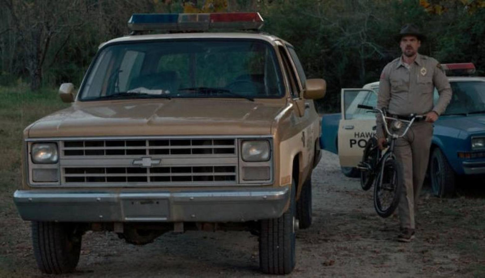 Stranger Things: El jefe de la policía conduce un Chevrolet K5 Blazer. 