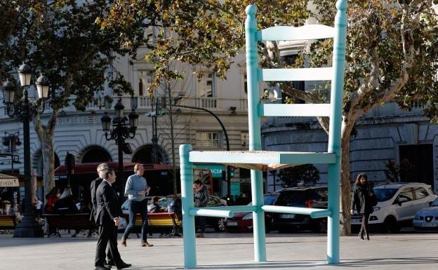 ¿Qué hace una silla gigante en la plaza del Ayuntamiento de Valencia?