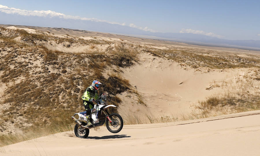 El piloto español Fausto Mota conduce su KTM durante la décima etapa del Dakar. 