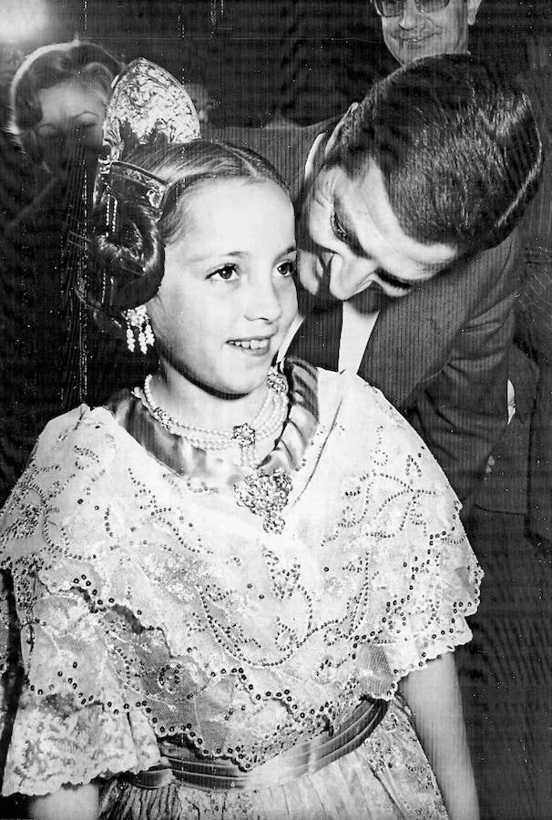 Sonsoles Suárez Illana, hija del presidente Adolfo Suárez, fue fallera mayor infantil de Valencia en 1977,