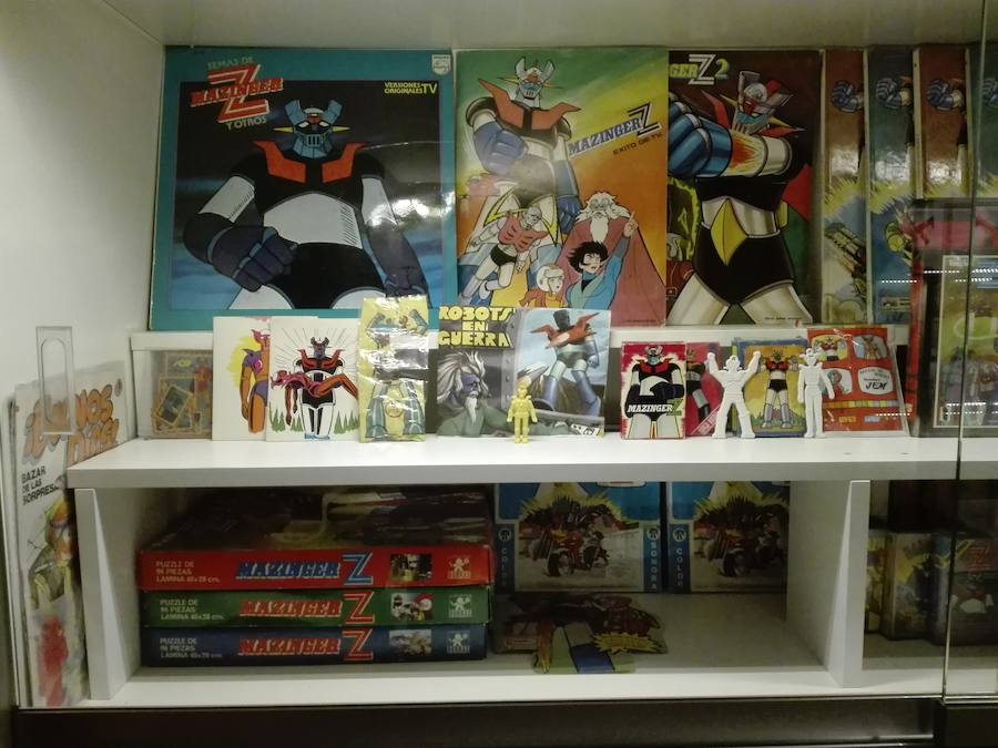 Mazinger Z resurge al grito de «¡puños fuera!». La serie de manga creada por el dibujante y guionista japonés Go Nagai cumple 40 años de su primera emisión televisiva en España y salta a la gran pantalla con la película 'Mazinger Z: Infinity' el próximo 19 de enero. El popular robot marcó un hito que caló en la sociedad y que ha dejado un gran legado en la Comunitat. Fallas, cómics, disfraces, juguetes y una de las mayores colecciones sobre del héroe de los 70 forman parte de ella. Visitamos a Carlos Chardí, experto valenciano en Mazinger Z, y Juanjo García, que ha convertido su casa en Elda en un auténtico museo.