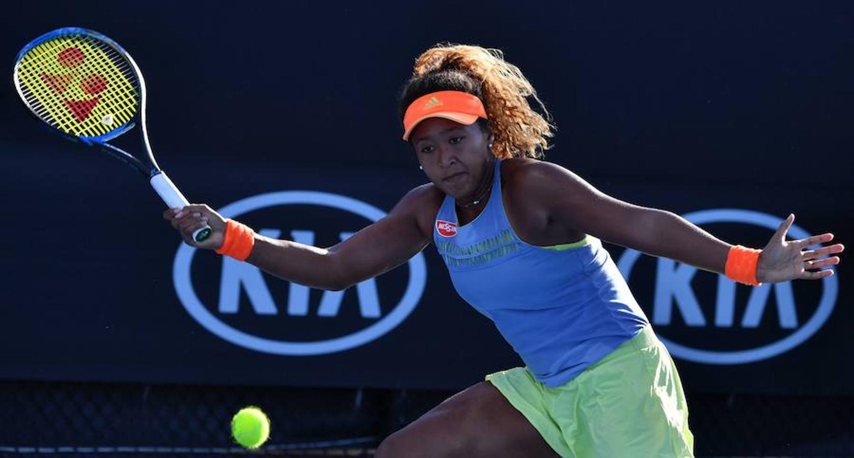 La japonesa Naomi Osaka se atreve con el azul y verde ácido.