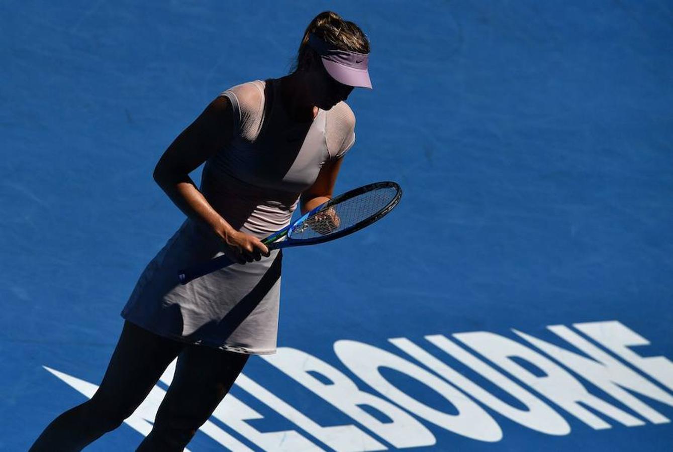 La española Garbiñe Muguruza es prescriptora de moda dentro y fuera de la cancha. Aquí, de gris y transparencias.