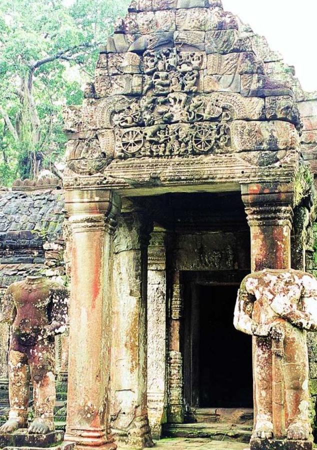 Puertas escondidas entre raíces, donde la jungla ha transformado la obra del hombre para convertirla en una visión fascinante.