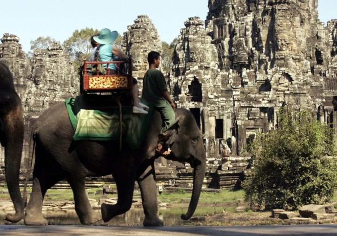 El esplendor llegó a mediados del siglo XII (ya en la época budista) con la construcción del complejo Angkot Vat, en las afueras de la ciudad de Siem Reap. 