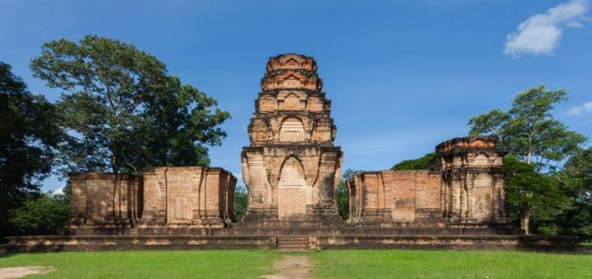 En el corazón del país está el bosque de Sambor Prei Kuk, donde se encuentran los primeros templos pre-angkorianos de las primeras páginas de la historia sagrada de Camboya y que pueden datarse entre los siglos VI y VIII.