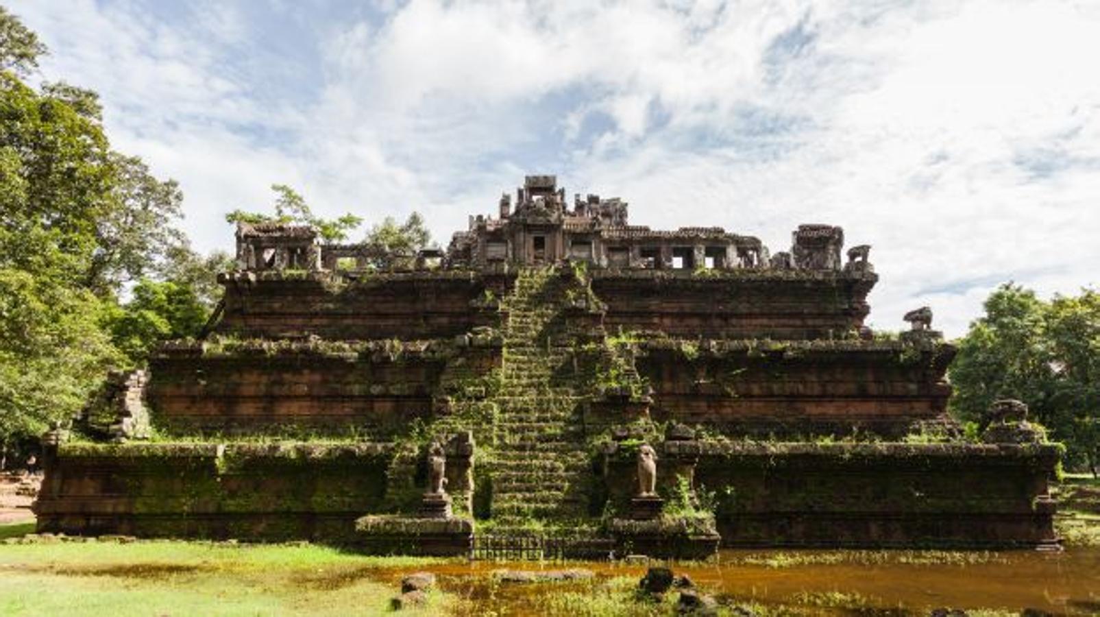 Las ruinas de decenas de pequeños templos en forma piramidal y construidos de ladrillo conforman el conjunto de edificaciones religiosas del frondoso bosque.