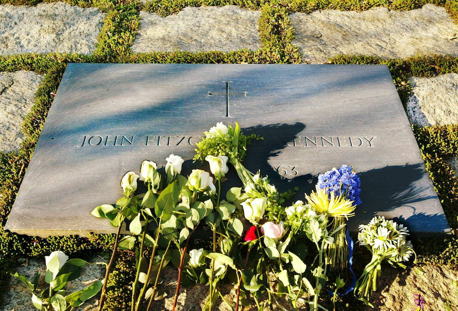 JOHN F. KENNEDY: El cementerio Nacional de Arlington, en Virginia, guarda los restos mortales de John Fitzgerald Kennedy, trigésimo quinto presidente de los Estados Unidos. La tumba se encuentra junto a una llama eterna. 