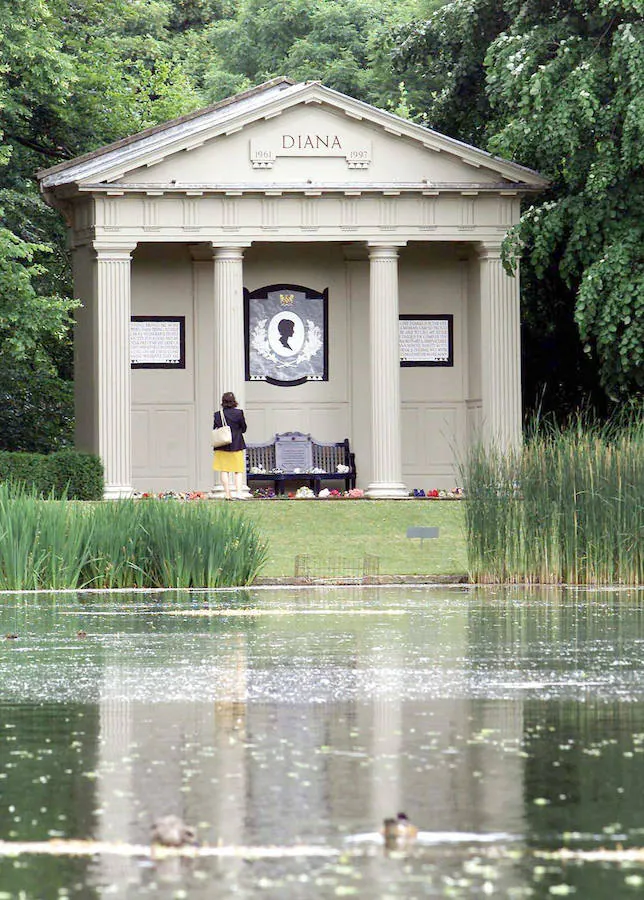 LADY DI: La princesa Diana fue enterrada en la isla del Lago Oval en Althorp House. Diana murió tras un accidente automovilístico en París el 31 de agosto de 1997. Sus restos descansaron en la isla del Lago Oval seis días después, tras un funeral en la Abadía de Westminster.