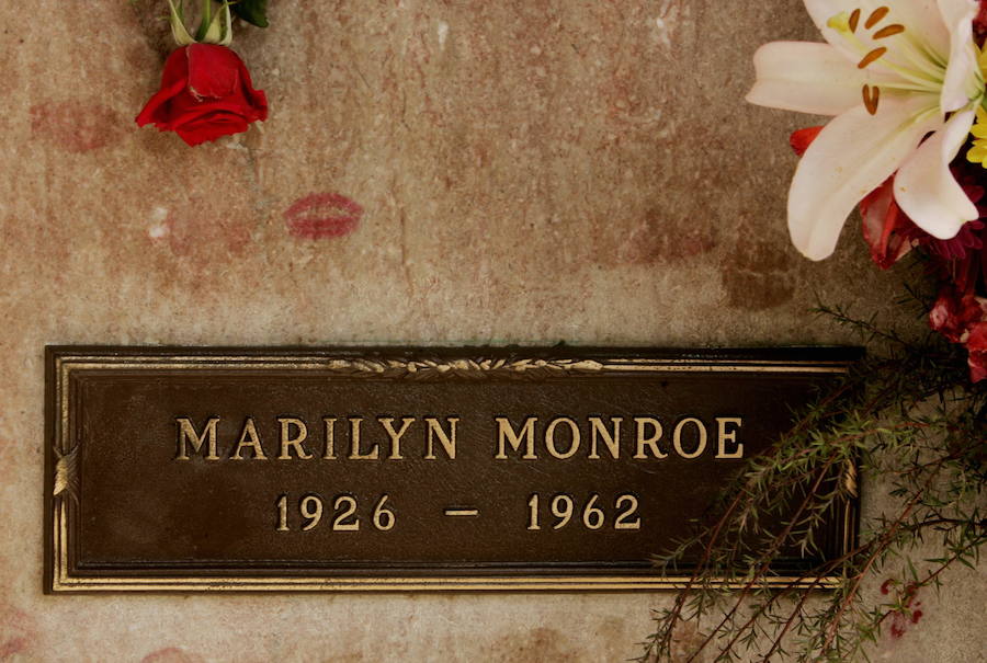 MARILYN MONROE: Fallecida en 1962, Marilyn fue el símbolo icónico femenino de los años 60 y su estela de icono sexual de la época continúa hasta el día de hoy, de ahí que su tumba sea visitada por miles de personas de todo el mundo. Se encuentra en el cementerio Westwood Village Memorial Park de Los Angeles.