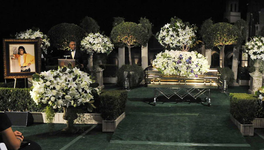 MICHAEL JACKSON: El cantante, que falleció tras un paro cardíaco en 2009, está enterrado en el mausoleo del cementerio Forest Lawn de Glendale, un suburbio de Los Angeles. El campo santo es totalmente privado, así que sólo puede ser visitado por las familias de las personas enterradas allí.