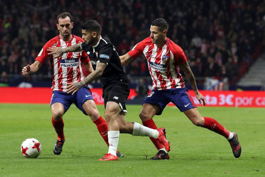 El Atlético se adelantó por mediación de Diego Costa, pero un autogol de Moyá y otro tanto de Correa dieron la victoria al equipo de Montella en la ida de cuartos de Copa del Rey.