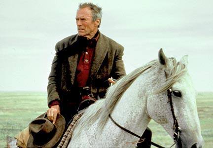 1. 'SIN PERDÓN' (1992): El Top 5 de las mejores películas de Eastwood comienza con 'Sin perdón'. "Es el punto de inflexión, la película que separa al director de prestigio del maestro incontestable. No se trata solo de una cinta capaz de redefinir un género, sino también de uno de los cinco mejores westerns de todos los tiempos. Así de simple", cuenta el escritor.