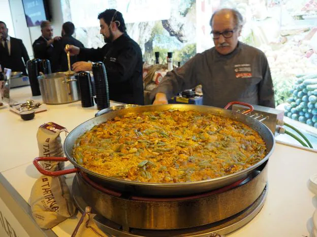 La paella que Sueca cocinó en Fitur fue muy demandada. 