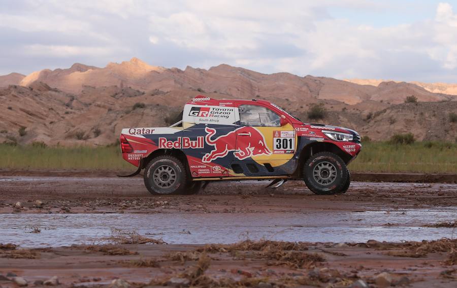 El catarí Nasser Al Attiyah, de Toyota, compite durante la duodécima etapa del Dakar. 