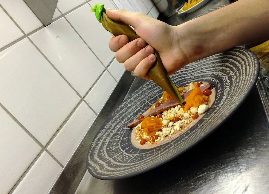 ALCRON RESTAURANT | En el hotel Radisson Blu de Praga se encuentra este restaurante en el que sólo hay cabida para 24 comensales. Platos inigualables en un entorno de velas y chimenea de los años 30 crean la mejor mezcla para disfrutar de la cocina de Roman Paulus.
