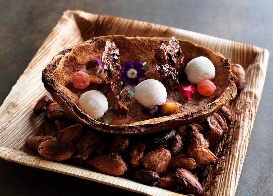 MAIDO | En Lima, Perú, está este restaurante que es el único representante sudamericano. La cocina nikkei tiene su lugar en este rincón de la capital peruana. La fusión de la gastronomía del país con la japonesa ofrece al cliente una experiencia única en la que el trabajo del chef está en un segundo plano por detrás de los ingredientes, principal valedor de dicho restaurante.