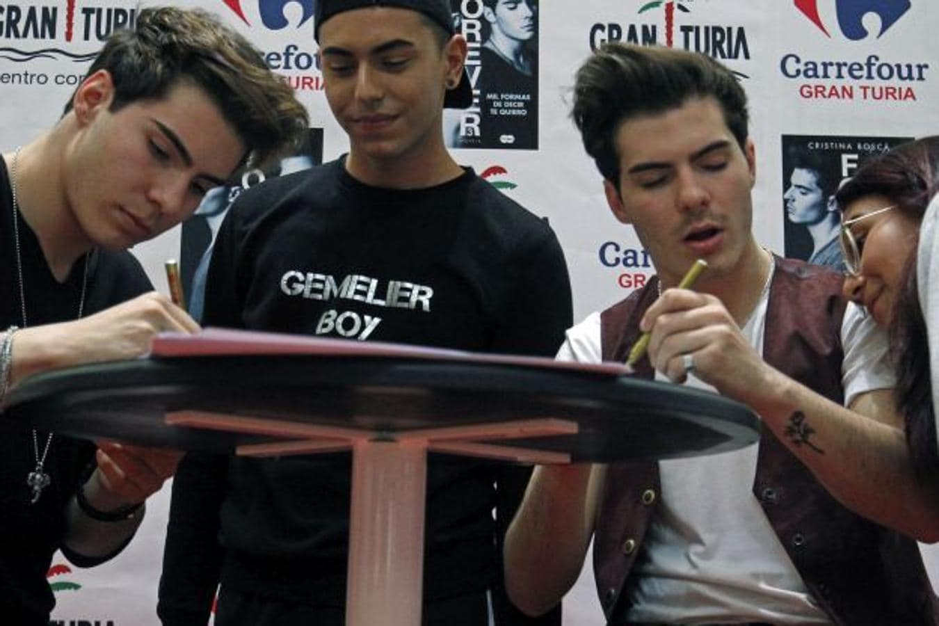 Fotos de la firma del libro &#039;Forever&#039; de Gemeliers en Valencia