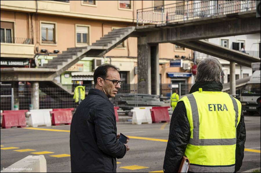 Fotos del cierre de dos de las cinco pasarelas de la avenida del Cid para su desmontaje