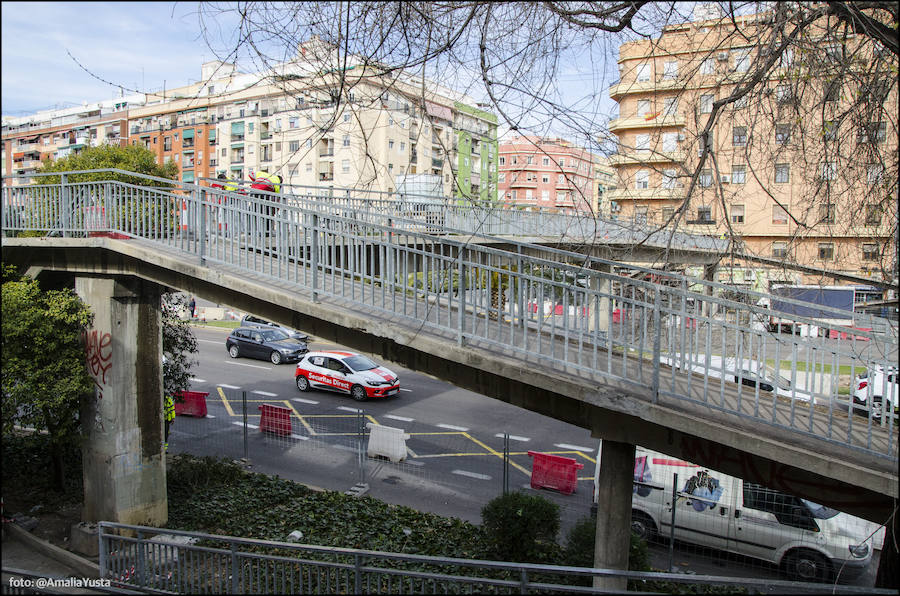 Fotos del cierre de dos de las cinco pasarelas de la avenida del Cid para su desmontaje