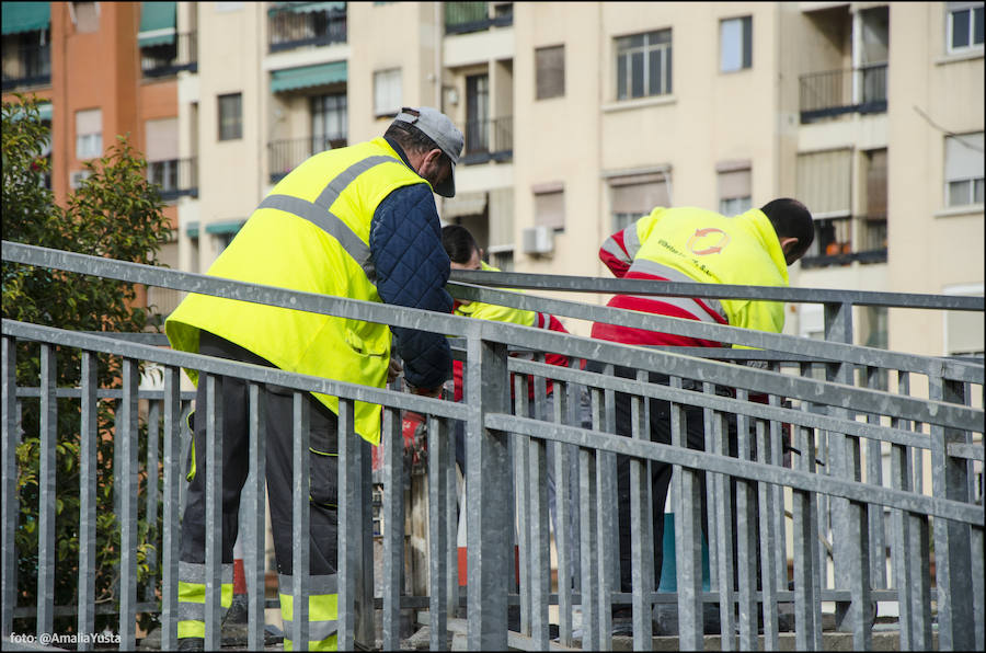 Fotos del cierre de dos de las cinco pasarelas de la avenida del Cid para su desmontaje