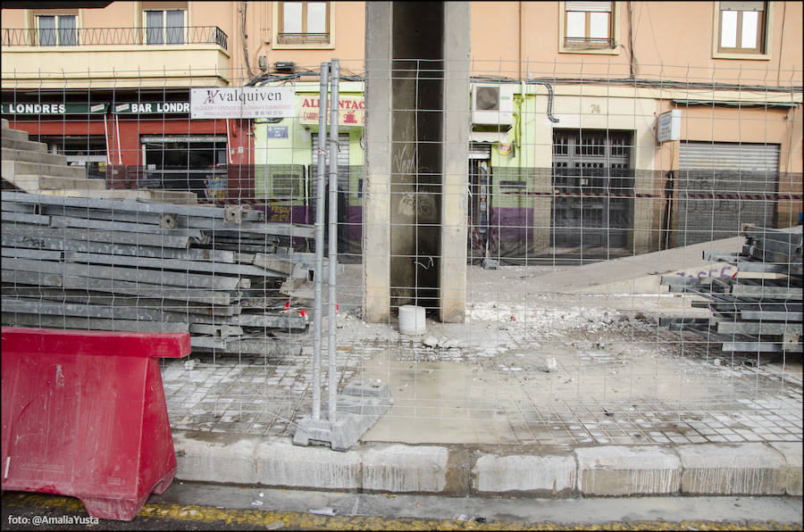 Fotos del cierre de dos de las cinco pasarelas de la avenida del Cid para su desmontaje