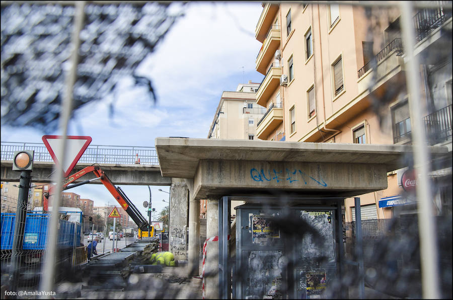 Fotos del cierre de dos de las cinco pasarelas de la avenida del Cid para su desmontaje