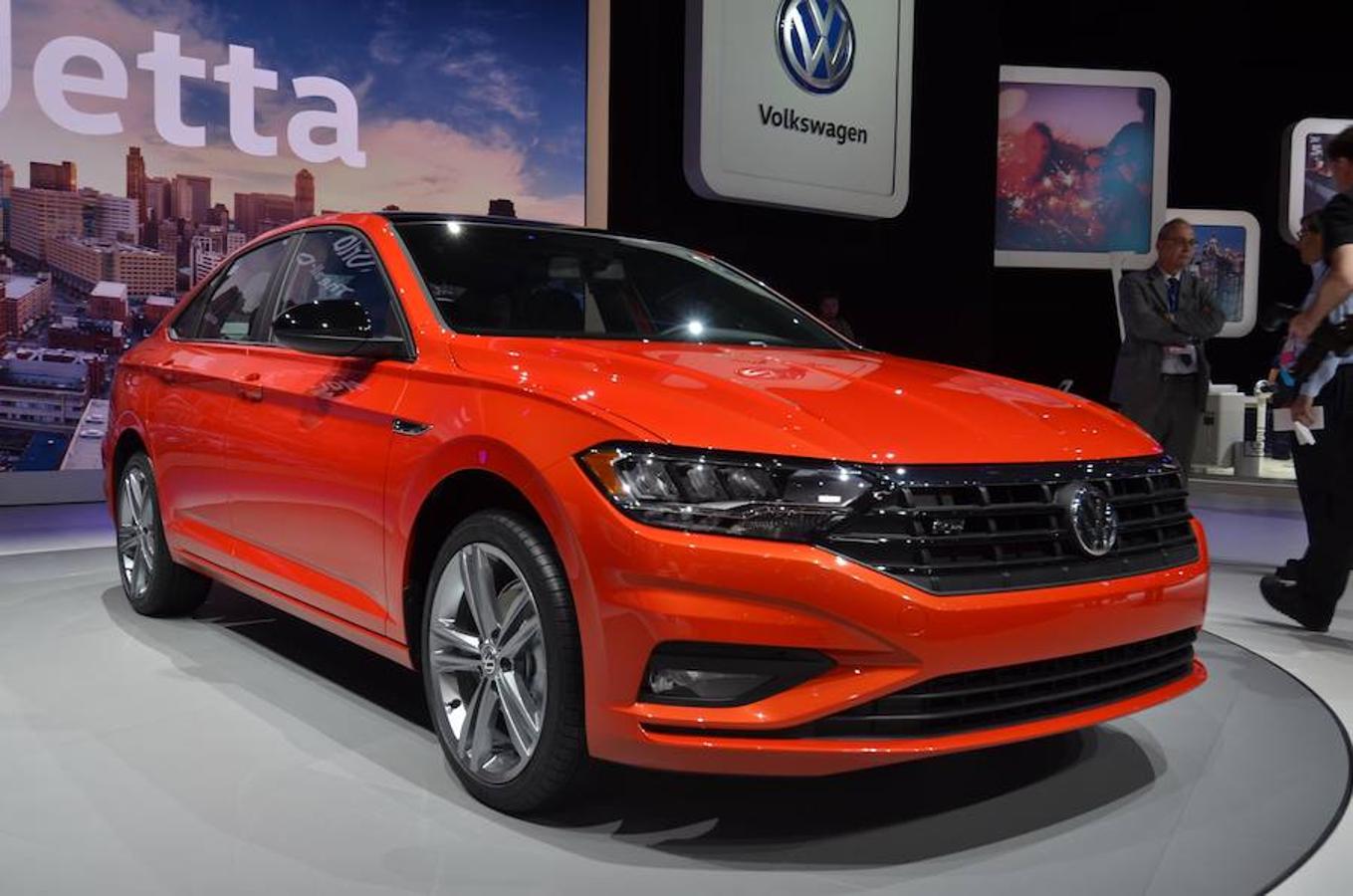 08. Volkswagen Jetta | El modelo es un viejo conocido en Europa, así que apostaríamos porque Volkswagen volverá a importarlo desde su fábrica de México al Viejo Continente, pero la marca no lo tiene claro. En Europa se vende poco y por el mismo precio podríamos comprar un SUV T-Roc, así que, acomodado en USA, no creemos que regrese a su lugar de origen. Probabilidad: 10%.