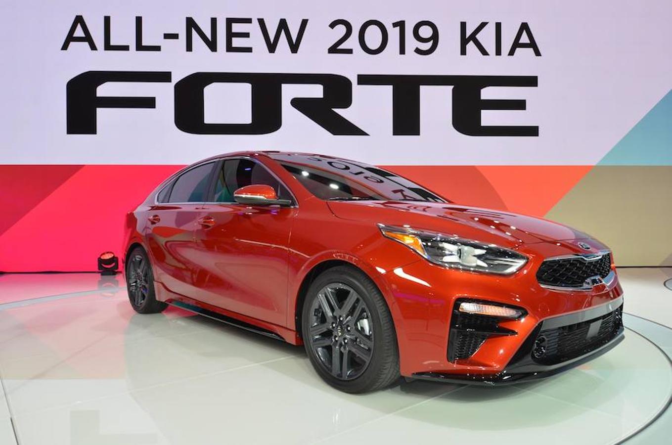 10. Kia Forte | En el anuncio de televisión del Kia Forte la marca enfrenta su modelo al Lamborghini Aventador y… ¡gana el Kia! Bromas aparte, este Forte es un sedán pequeño, tipo de coche que apenas se vende en Europa, donde Kia tiene el Stonic y el Cee'd para defender la parcela familiar y urbana. Probabilidad: 0%.