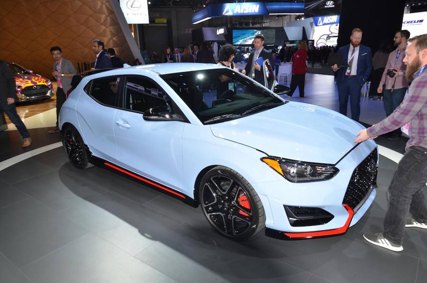 12. Hyundai Veloster N | El Veloster es un raro coupé con dos puertas en la parte de los pasajeros y sólo una en la parte del conductor. Su primera generación ha pasado por Europa sin pena ni gloria, pero la marca insiste y lanza una versión más deportiva, por lo que sí podríamos verlo otra vez en nuestras calles. Probabilidad: 90%.