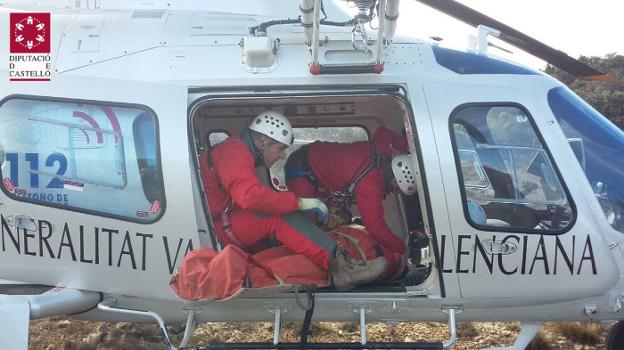 Efectivos de rescate transportan a uno de los heridos. 