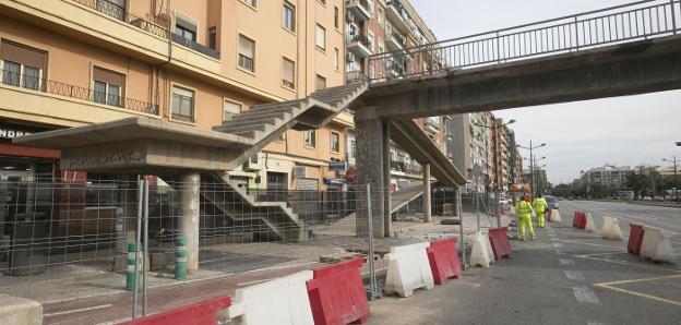 Trabajos de retirada de la pasarela a la altura de la calle Burgos, ayer por la mañana. 