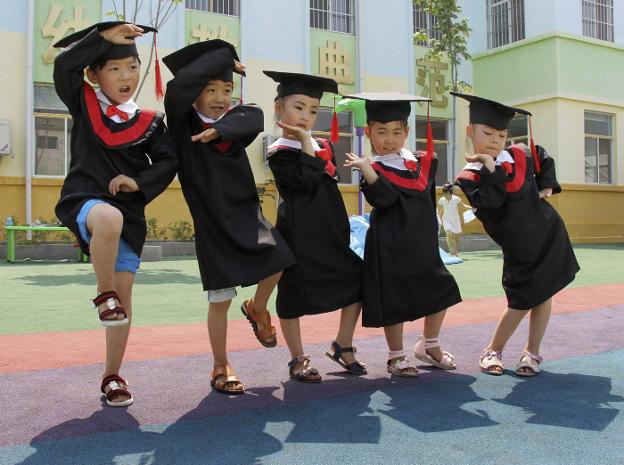 Un grupo de niños celebra su graduación en educación preescolar en un centro de Winxhan, en la provincia de Henan. 