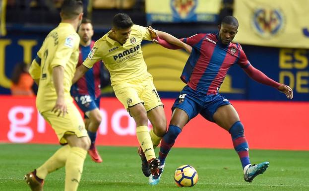 Rodrigo Hernandez y Jefferson Lerma disputan un balón.