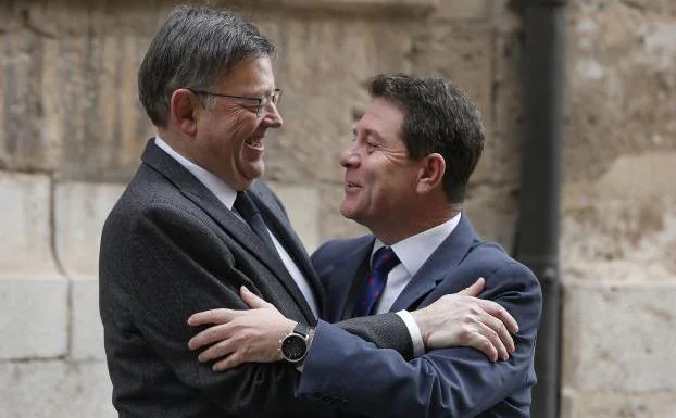 Ximo Puig y Emiliano García-Page se abrazan en el Palau de la Generalitat.