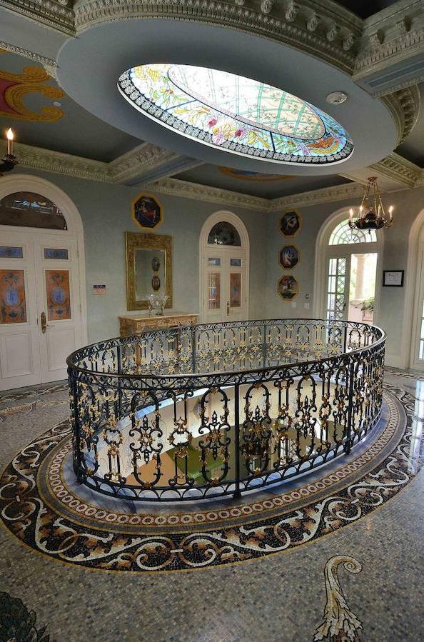 'American Crime Story: el asesinato de Gianni Versace', serie que se centra en la vida del hombre que en julio de 1997 asesinó a tiros al diseñador italiano, ya se ha estrenado en Estados Unidos y aunque no hay una fecha concreta, se prevé que llegue a España a partir del mes de marzo. Penélope Cruz (como Donatella Versace) y Ricky Martin (como Antonio D'Amico, pareja de Gianni) forman parte del reparto. La producción se ha grabado en la misma mansión de Miami en la que fue asesinado.