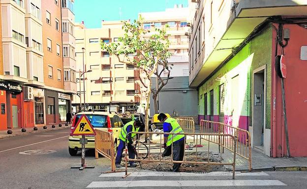 Los operarios trabajan en las obras.